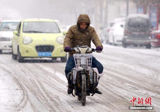 資料圖：2月19日，新一輪強降雪天氣再度“光臨”新疆烏魯木齊市。 <a target='_blank' href='http://www.chinanews.com/'>中新社</a>記者 劉新 攝