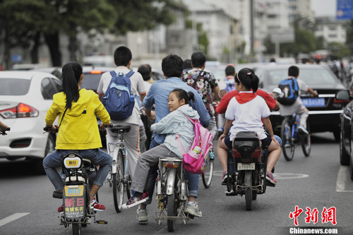 資料圖：2016年9月1日，北京中小學(xué)開學(xué)首日遇上早高峰，造成學(xué)校周邊道路擁堵。