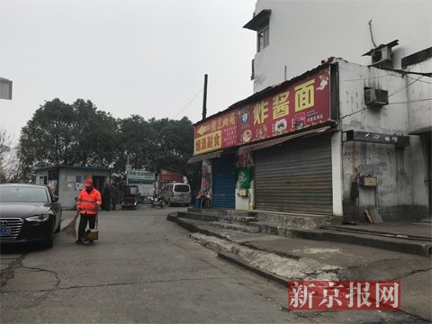 案發(fā)地點位于武昌火車站東廣場附近的城中村，地上的血跡被清理干凈了。 新京報記者 曹曉波攝