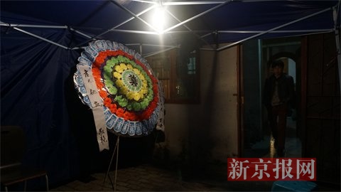 家屬在出租屋搭設(shè)靈堂，放置花圈。新京報(bào)記者 曹曉波攝