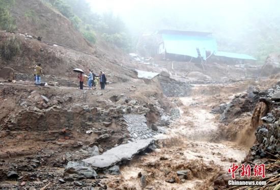 資料圖：2016年9月18至19日，四川攀枝花市境內(nèi)出現(xiàn)特大暴雨，該市仁和區(qū)大田鎮(zhèn)、平地鎮(zhèn)、務(wù)本鄉(xiāng)和東區(qū)銀江鎮(zhèn)等地受災(zāi)嚴(yán)重，四川防汛抗旱指揮部稱(chēng)，此次強(qiáng)降雨已致攀枝花市4個(gè)縣(區(qū))15個(gè)鄉(xiāng)鎮(zhèn)12669人受災(zāi)，6人死亡、11人失蹤。據(jù)悉，此次暴雨攀枝花市8個(gè)監(jiān)測(cè)點(diǎn)降雨量達(dá)100毫米以上，主要分布在東區(qū)和仁和區(qū)。其中仁和區(qū)水淌田水庫(kù)監(jiān)測(cè)點(diǎn)降雨量達(dá)236.2毫米。多個(gè)縣區(qū)出現(xiàn)大面積山體滑坡、塌方、泥石流、山洪等自然災(zāi)害，個(gè)別地方高速公路道路阻斷、隧道塌方、民房沖毀。吳從昊 攝