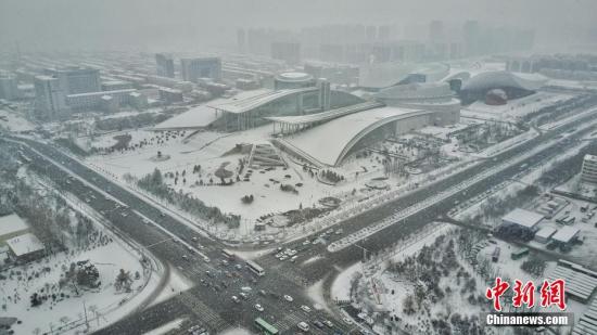 2月21日，呼和浩特降下大雪，交通受阻，市內快速路全線封閉，當?shù)貧庀蟛块T發(fā)布暴雪黃色預警與道路結冰黃色預警信號。徐小鋼 攝