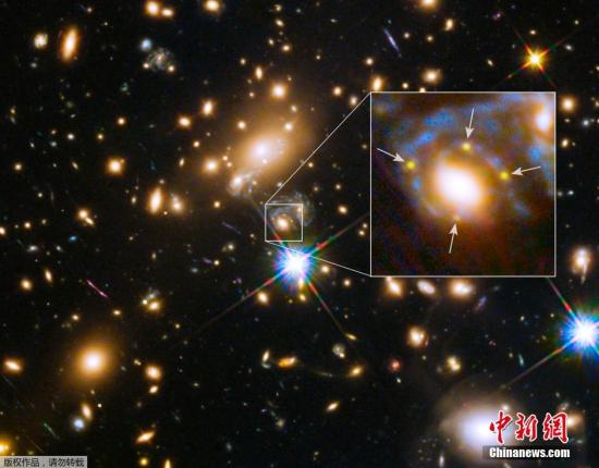 資料圖：2015年3月5日，NASA發(fā)布了哈勃太空望遠鏡拍攝的MACS J1149.6+2223星系團照片。