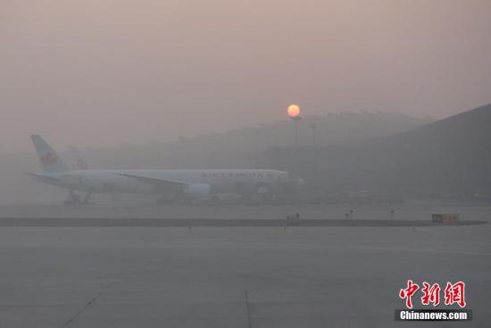 資料圖 1月3日，霧霾籠罩下的北京首都機(jī)場。<a target='_blank' href='http://www.chinanews.com/'>中新社</a>記者 崔楠 攝