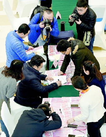 3月1日，來自河南的全國政協(xié)委員抵達北京，出席全國政協(xié)十二屆五次會議。