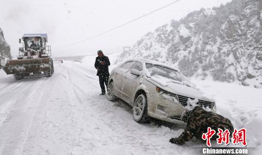 圖為武警交通第二支隊(duì)六中隊(duì)官兵勘察車輛受困情況 王毅凱 攝