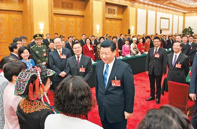 3月8日，中共中央總書記、國家主席、中央軍委主席習(xí)近平參加十二屆全國人大五次會(huì)議四川代表團(tuán)的審議。在“三八”國際勞動(dòng)?jì)D女節(jié)到來之際，習(xí)近平代表黨中央、國務(wù)院，向參加全國兩會(huì)的女代表、女委員、女工作人員，向全國各族各界婦女同胞，致以節(jié)日的祝賀和誠摯的祝福。這是習(xí)近平同女代表親切交談。新華社記者 李學(xué)仁攝