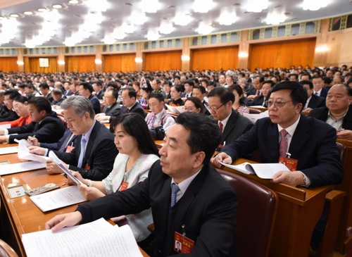 3月12日，十二屆全國人大五次會議在北京人民大會堂舉行第三次全體會議。這是代表們認(rèn)真聽會。新華社記者 楊宗友攝。