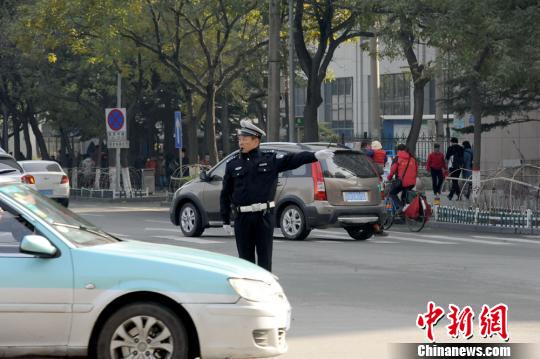 蘭州：多名行人闖紅燈遭勸阻毆打辱罵交警被拘留