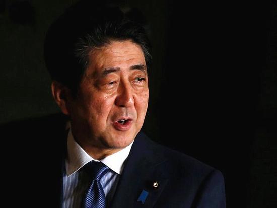 3月16日，日本首相安倍晉三走在東京官邸內(nèi)。（新華/路透）