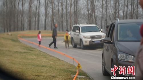 人民日報評游客虎區(qū)下車：總有人把記性放別人腦袋里