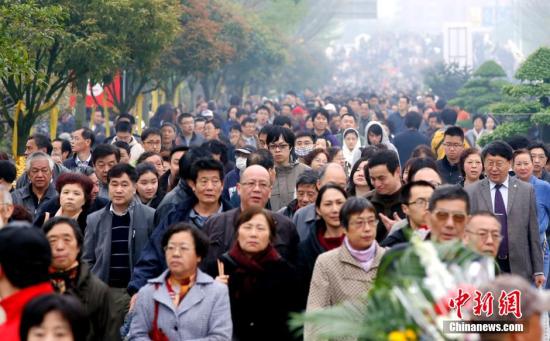 資料圖：2015年4月5日，上海周邊墓區(qū)迎來掃墓大客流。隨著民眾觀念的不斷改變，文明祭掃已成常態(tài)。<a target='_blank' href='http://www.chinanews.com/'>中新社</a>發(fā) 湯彥俊 攝