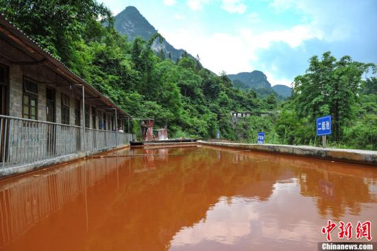 資料圖：7月6日，位于廣西河池市環(huán)江縣北山村的北山溪長達(dá)7公里的流水顏色發(fā)黃，流經(jīng)之處河床、石頭、草木無不被“染色”。圖為一鉛鋅礦開采企業(yè)的礦坑水處理池，存在未對礦坑水進(jìn)行任何處理就向溪流排放的嫌疑。洪堅(jiān)鵬 攝