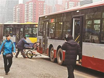 昨天晚高峰時(shí)段，兩輛共享單車“掛上”公交車 攝影/本報(bào)記者 屈暢