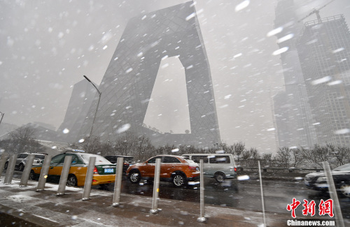 2月21日，北京多個地區(qū)迎來降雪天氣，預(yù)計降雪過程將持續(xù)至半夜?！按貉比缂s而至，整個城市一派銀裝素裹的景象。圖為雪中的央視大樓。<a target='_blank' href='http://www.chinanews.com/' >中新網(wǎng)</a>記者 金碩 攝