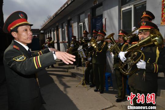 45歲的楊學(xué)軍是樂(lè)隊(duì)的創(chuàng)始人，他每天下午都要帶領(lǐng)隊(duì)員排練歌曲。樂(lè)器種類從最初的兩三種擴(kuò)展到電子琴、小號(hào)、大號(hào)、中號(hào)、薩克斯、架子鼓、大鼓、小鼓等十余種?！№f亮 攝