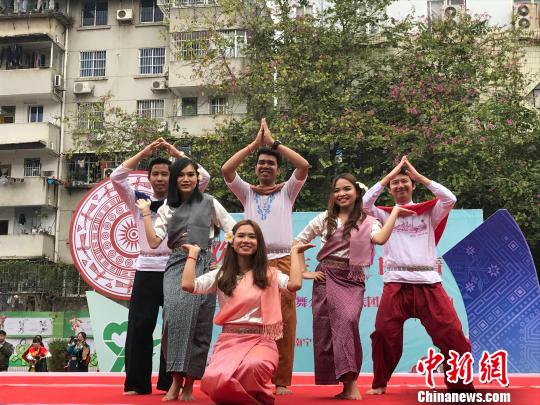 圖為廣西醫(yī)科大學(xué)的留學(xué)生身著各自國(guó)家的傳統(tǒng)服飾在現(xiàn)場(chǎng)表演。鐘建珊 攝