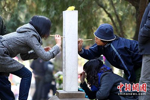 圖為眾多民眾來到陵園為親人祭掃。<a target='_blank' href='http://www.chinanews.com/'>中新社</a>發(fā) 富田 攝