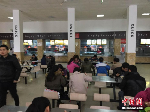 資料圖：某高校食堂。燕武 阿琳娜 攝影報(bào)道