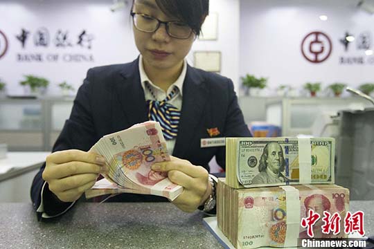 資料圖：山西太原，銀行工作人員正在清點(diǎn)貨幣。 <a target='_blank' href='http://www.chinanews.com/'>中新社</a>記者 張?jiān)?攝