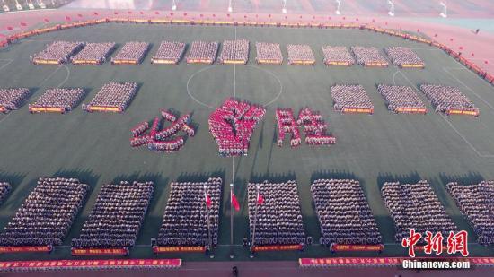 資料圖：2月27日，河北衡水二中舉行了“燃青春，磨利劍，戰(zhàn)百天，奪桂冠”高考百日誓師大會。衡水二中 供圖