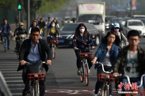 北京迎來沙塵天氣市區(qū)能見度降低，市民佩戴口罩出行。 <a target='_blank' href='http://www.chinanews.com/' >中新網(wǎng)</a>記者 金碩 攝