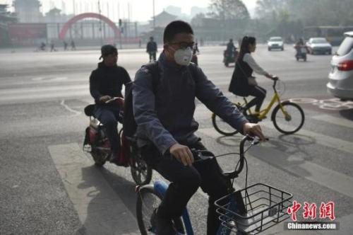 北京迎來沙塵天氣市區(qū)能見度降低，市民佩戴口罩出行。 <a target='_blank' href='http://www.chinanews.com/' >中新網(wǎng)</a>記者 金碩 攝