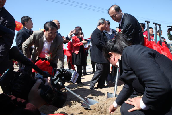 三、前來長嶺縣參加萬頃牡丹種植啟動儀式的中央中直機關(guān)書記王錦銘（中）等領(lǐng)導人親手栽種下牡丹苗?！¤骱z影