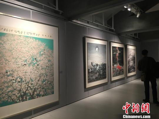 “彩·墨之境——鄧建強(qiáng)作品展”現(xiàn)場，觀眾在《春上暖陽》等四幅作品前駐足觀賞?！①t　攝