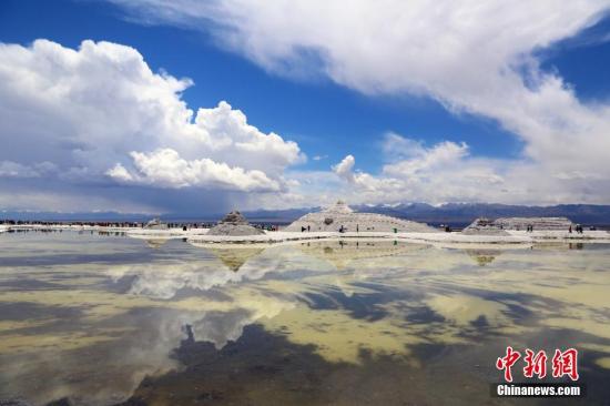 4月29日，素有中國“天空之鏡”之稱的青海茶卡鹽湖開園納客。茶卡鹽湖位于青海省海西蒙古族藏族自治州烏蘭縣茶卡鎮(zhèn)附近，湖面海拔3100米，呈橢圓形，總面積105平方公里，因其旅游資源稟賦可與玻利維亞烏尤尼鹽沼相媲美，享有中國“天空之鏡”之美稱。 羅云鵬 攝