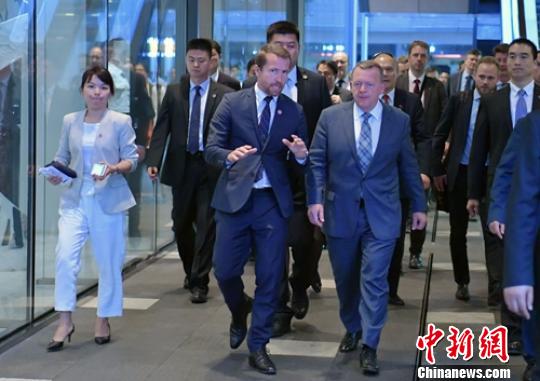 丹麥首相拉斯穆森夜逛成都春熙路太古里?！⒅铱?攝