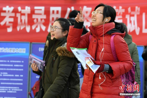 資料圖：2016年11月27日，山西太原一國(guó)考考點(diǎn)，考生準(zhǔn)備進(jìn)入考場(chǎng)。武俊杰 攝