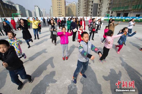 資料圖：3月28日，山西太原，家長與孩子一同上體育課。<a target='_blank' href='http://www.chinanews.com/'>中新社</a>記者 張?jiān)?攝