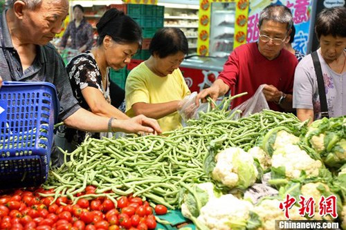 資料圖：北京消費者在超市內(nèi)選購蔬菜。<a target='_blank' href='http://www.chinanews.com/'>中新社</a>發(fā) 張浩 攝