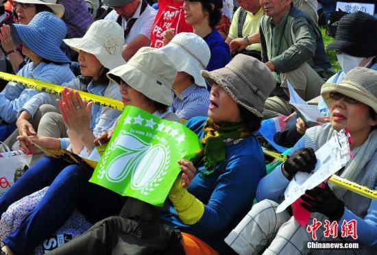 當(dāng)?shù)貢r間5月3日，數(shù)萬日本民眾在東京舉行集會和游行，為整整經(jīng)歷了70個年頭的日本戰(zhàn)后憲法“點贊”，呼吁維護(hù)和平憲法，反對執(zhí)政當(dāng)局的修憲企圖。 <a target='_blank' href='http://www.chinanews.com/'>中新社</a>記者 王健 攝