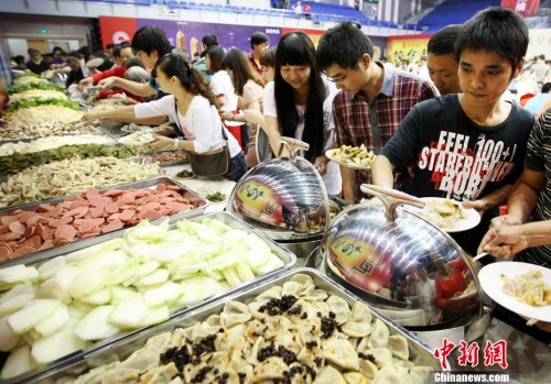 資料圖：多位市民正在排隊選擇麻辣燙菜品。<a target='_blank' href='http://www.chinanews.com/'>中新社</a>發(fā) 李一芳 攝