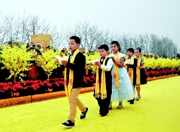     ▲來自大陸和臺(tái)灣、香港、澳門地區(qū)及美國的小朋友放飛和平鴿。