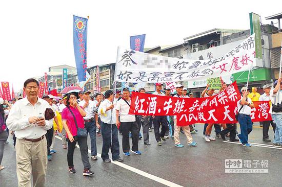 2017蔡辦音樂會28日在屏東演藝廳舉行，場外卻聚集抗議民眾