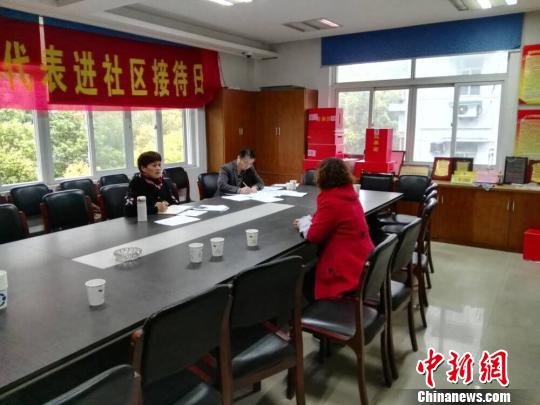 杭州市江干區(qū)閘弄口街道紀(jì)工委對候選人進(jìn)行談心談話?！『贾菔屑o(jì)委供圖 攝