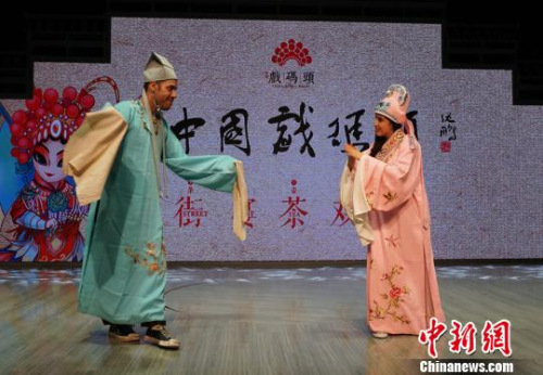 兩位外籍人士穿上戲服現(xiàn)場(chǎng)演繹了一段?！O權(quán) 攝