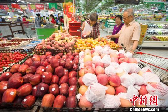 山西太原，民眾在超市選購水果?！?jiān)?攝