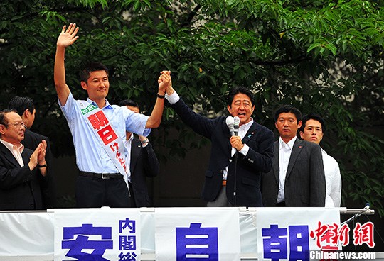 圖為日本首相安倍晉三當(dāng)天在東京的中野車站為自民黨的候選人站臺(tái)拉票。 <a target='_blank' href='http://www.chinanews.com/'>中新社</a>記者 王健 攝