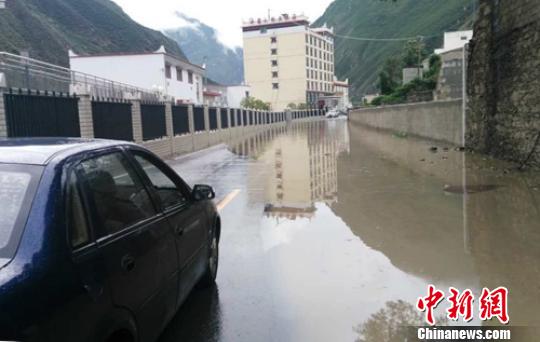 道路被洪水淹沒?！＄娦?攝