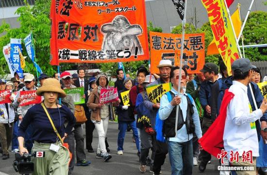 當(dāng)?shù)貢r間5月3日，數(shù)萬日本民眾在東京舉行集會和游行，為整整經(jīng)歷了70個年頭的日本戰(zhàn)后憲法“點贊”，呼吁維護和平憲法，反對執(zhí)政當(dāng)局的修憲企圖。 <a target='_blank' href='http://www.chinanews.com/'>中新社</a>記者 王健 攝