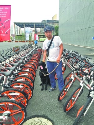 “摩族獵人”創(chuàng)始人莊驥帶著愛犬在“打獵”。