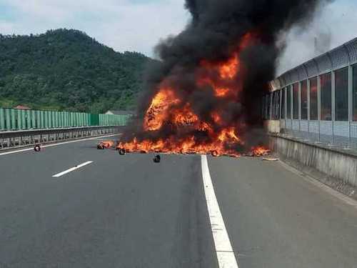 高速一貨車被燒光 發(fā)現(xiàn)車?yán)镙d著200個(gè)滅火器