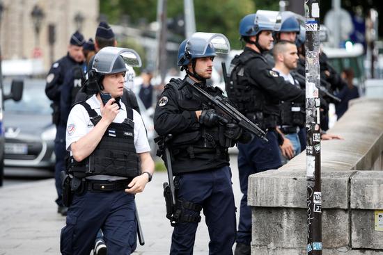 6月6日，在法國巴黎，警察在巴黎圣母院附近警戒。（新華社/路透）