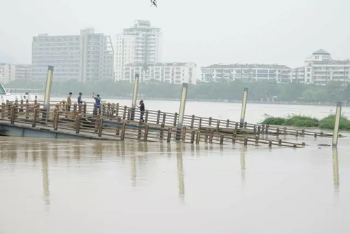 錢塘江流域暴發(fā)建國后第二大洪水 百年古橋被沖毀