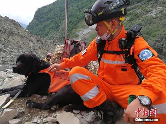 6月26日上午，四川茂縣山體垮塌現(xiàn)場，來自貴州省的貴州眾志救援隊在搜救。6月24日5時45分，四川省阿壩藏族羌族自治州茂縣疊溪鎮(zhèn)新磨村新村組富貴山山體突發(fā)高位垮塌。事發(fā)當天，貴州眾志救援隊受貴州省應(yīng)急辦委派，奔赴四川參與救援。<a target='_blank' href='http://www.chinanews.com/'>中新社</a>發(fā) 田一凡 攝