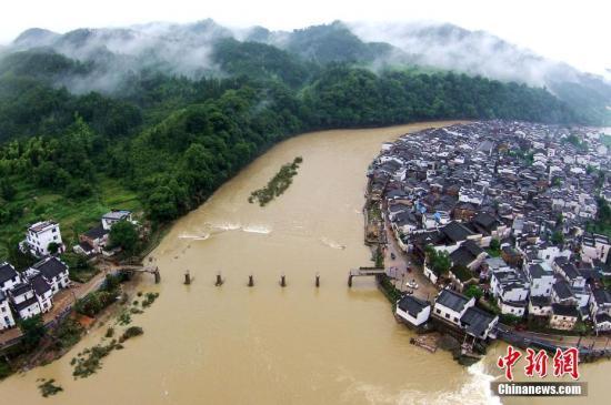 6月25日，中國(guó)減災(zāi)委、民政部對(duì)江西省啟動(dòng)國(guó)家救災(zāi)四級(jí)應(yīng)急響應(yīng)。6月21日至今，江西受強(qiáng)降雨襲擊，多地受淹嚴(yán)重。程新德 攝